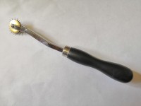 Ролик по коже/Штриховщик игольчатый для разметки шва